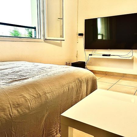 Room In House Villefontaine Esterno foto