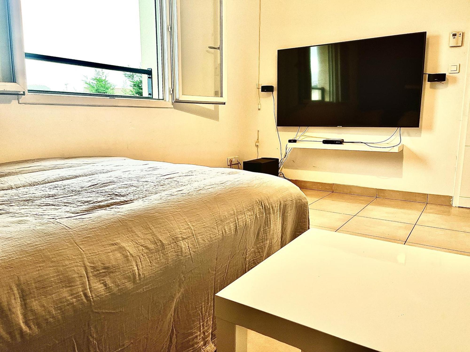 Room In House Villefontaine Esterno foto